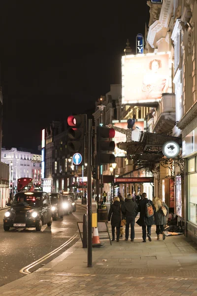 著名的沙夫茨伯里大道在剧院区伦敦，英国-2016 年 2 月 22 日 — 图库照片