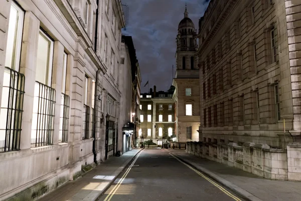 晚上在伦敦的窄巷 — 图库照片