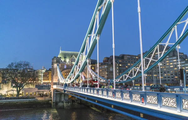 Londoni Tower Bridge az esti órákban - London/Anglia 2016. február 23., megvilágított — Stock Fotó