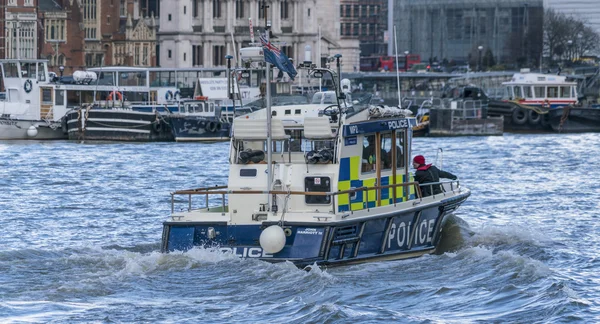Barco policial en el río Támesis LONDRES, INGLATERRA - 22 DE FEBRERO DE 2016 —  Fotos de Stock