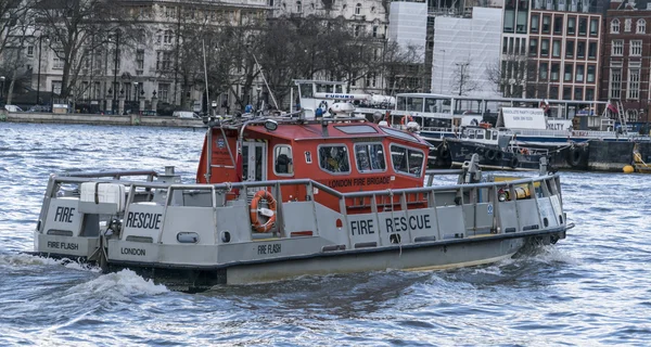 Bote de rescate contra incendios en el río Támesis LONDRES, INGLATERRA - 22 DE FEBRERO , —  Fotos de Stock