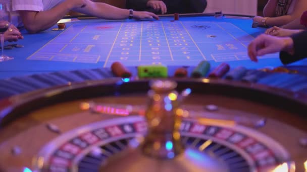-ギャンブラーの賭け金を置くことのカジノでルーレットのテーブル — ストック動画