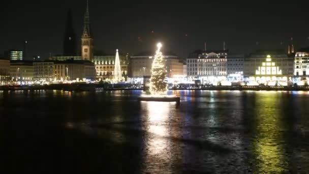 Plovoucí vánoční strom na Binnenalster Hamburg — Stock video