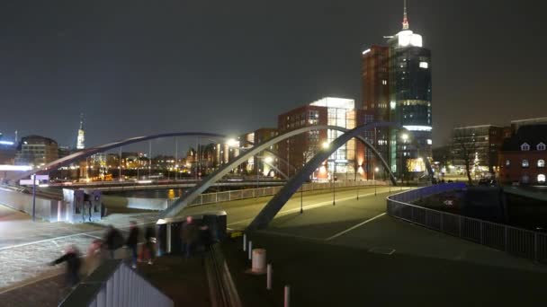 Dzielnicy HafenCity w nowoczesnej Hamburg nocą - upływ czasu strzał — Wideo stockowe