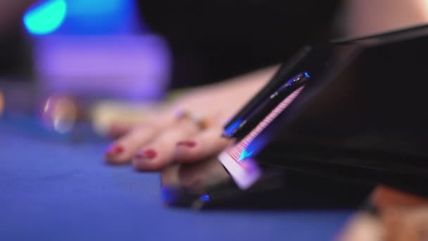 Jeu Black Jack dans un casino - gros plan des cartes de tirage de traîneau — Video