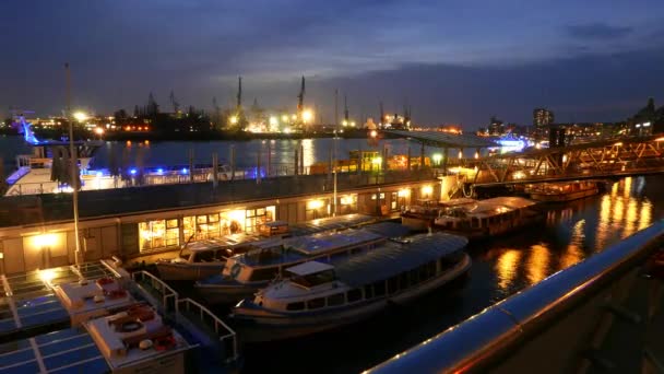 Kleurrijke haven van Hamburg en docks bij nacht - grote time-lapse schot — Stockvideo