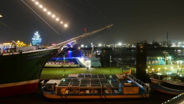 Haven van Hamburg op St. Pauli Landungsbruecken bij nacht — Stockvideo