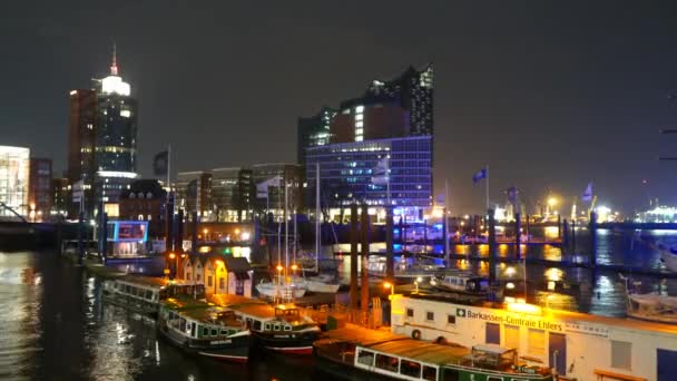 Porto colorido de Hamburgo à noite com edifício Elbphilharmonie — Vídeo de Stock