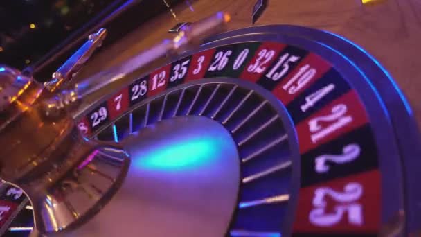 Rouletthjulet i ett kasino - perspektivvy — Stockvideo