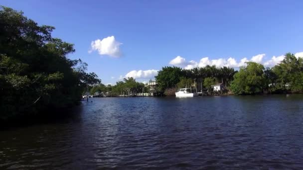 Montar en un lago en un hermoso día — Vídeos de Stock