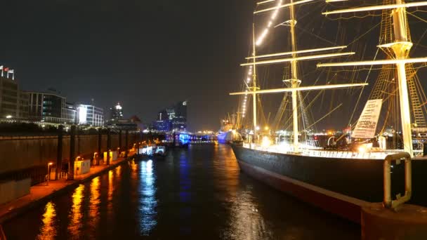 Velho veleiro no porto de Hamburgo à noite belo lapso de tempo — Vídeo de Stock