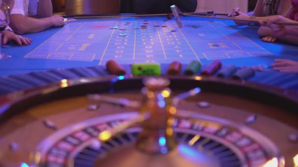 Mesa de ruleta en un casino - groupier recoge las fichas perdidas de la mesa de ruleta — Vídeos de Stock