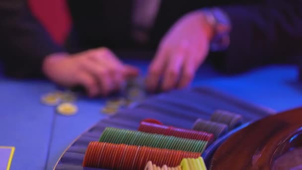 Groupier собирает и сортирует игровые фишки на столе Roulette — стоковое видео