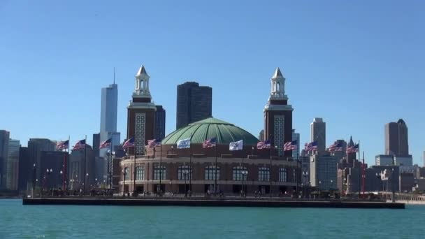 Cruising runt Navy Pier — Stockvideo