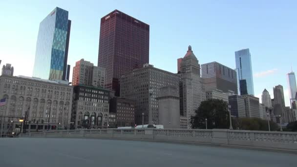 View on Skyscrapers of Chicago no traffic — Stock Video