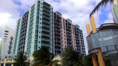 Renkli gökdelenler ve appartments Miami Beach