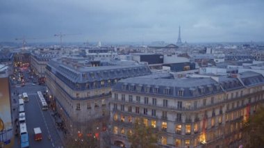 Paris şehri akşam hava görünümünü bir çatı üstten Eyfel Kulesi ile