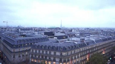 Paris Eyfel Kulesi ile tipik havadan görünümü