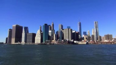 Manhattan siluetinin güneşli bir Yeni Dünya Ticaret Merkezi ile
