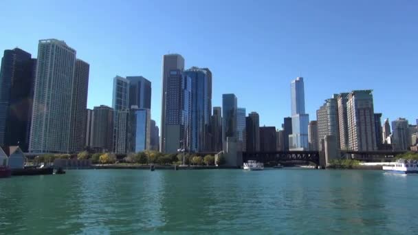 Chicago Skyline van Chicago River — Stockvideo