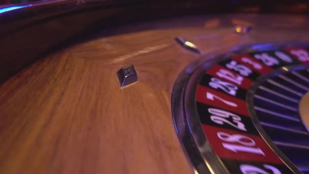 Rouletthjulet i en casino - perspektivvy - boll på 11 svart — Stockvideo