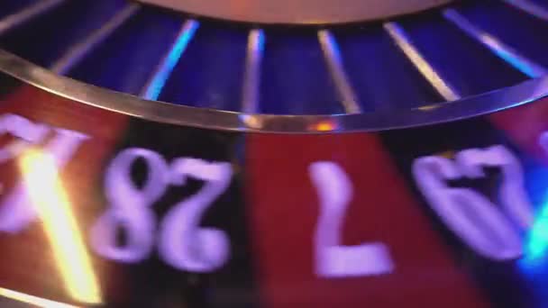 Roulettewiel in een casino - extreme close-up — Stockvideo