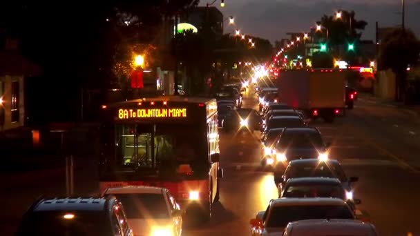 A Downtown Miami busz megragadt a csúcsforgalmi óra traffic jam — Stock videók