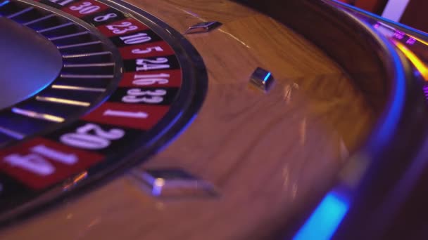 Roulettewiel in een casino - draait bal valt in veld 6 zwart — Stockvideo