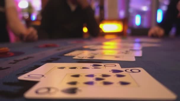 Black jack casinospel - dealern lägger korten under spel — Stockvideo