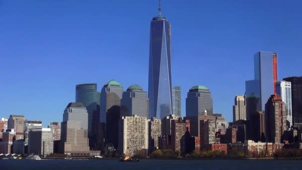 Manhattan Skyline mit neuem Welthandelszentrum an einem sonnigen Tag — Stockvideo