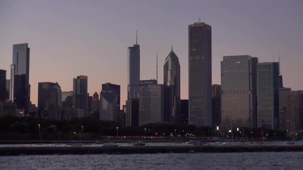 Chicago skyline på kvällen — Stockvideo
