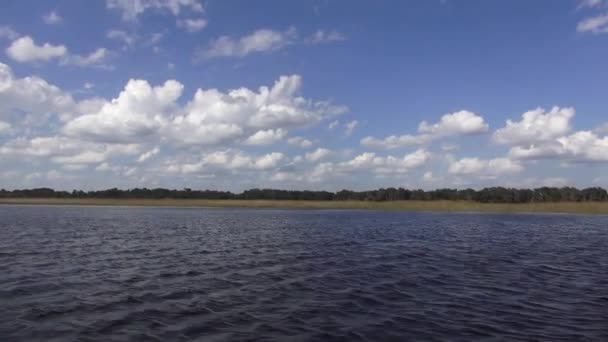 Riding on a beautiful lake on a sunny day — Stock Video