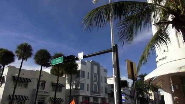 Hoek van de straat in Miami Beachs Art Deco district — Stockvideo