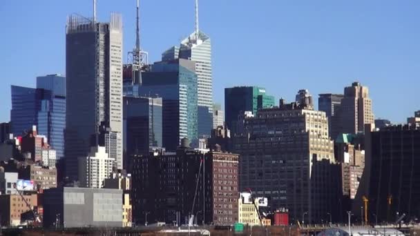Manhattan gebouwen op de Hudson River — Stockvideo