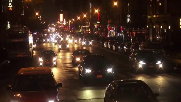 Движение на Нью-Йорк-стрит ночью — стоковое видео