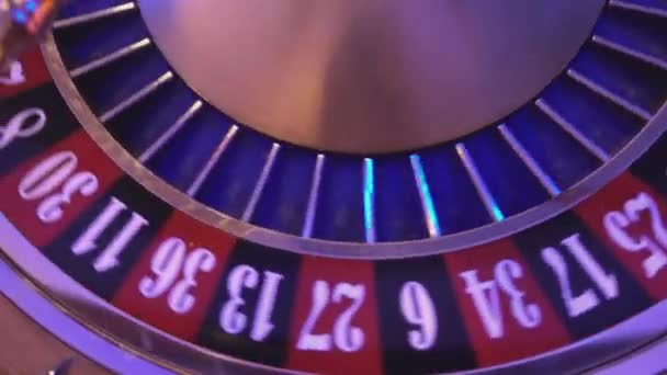 Τροχό της ρουλέτας σε ένα καζίνο - 16 νίκες κόκκινο — Αρχείο Βίντεο
