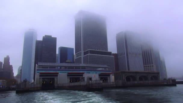 Паром Стейтен-Айленд отправляется из Манхэттенского терминала — стоковое видео