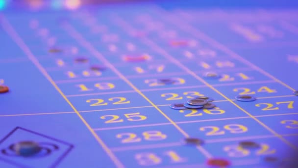 Roulette bord i ett kasino - ta bort förlorade satsningar från bordet — Stockvideo