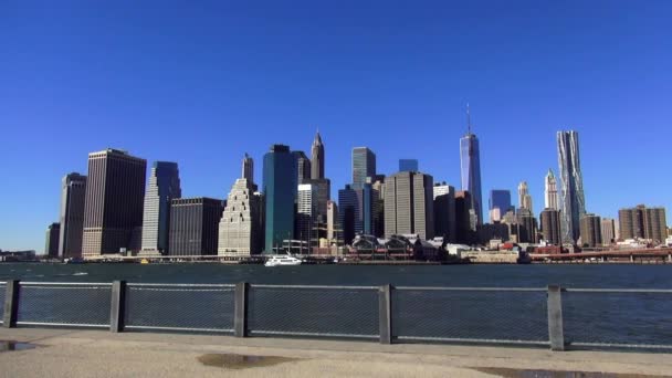 Манхэттен Skyline с новым Всемирным торговым центром в солнечный день — стоковое видео