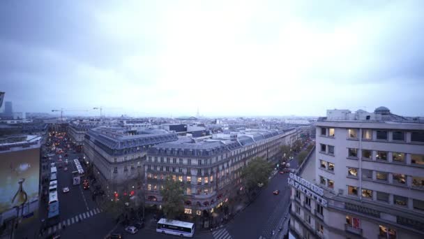 Typische luchtfoto van de stad Parijs met de Eiffeltoren — Stockvideo