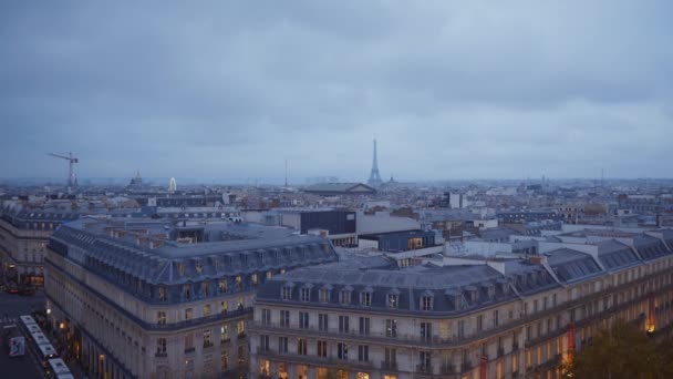 Вид с воздуха на Париж в вечернее время — стоковое видео