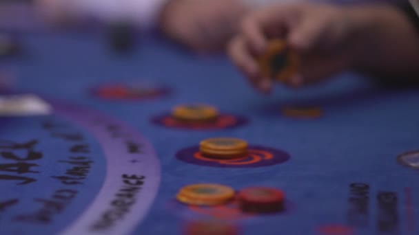 Apuestas Black Jack en un casino - tarjetas dispensadoras - tiro panorámico — Vídeos de Stock