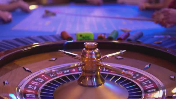 Рулетка стол в казино - groupier выплачивает победу — стоковое видео