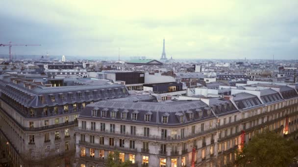 Η πόλη του Παρισιού με εναέρια θέα στον Πύργο του Άιφελ από μια κορυφή στεγών — Αρχείο Βίντεο