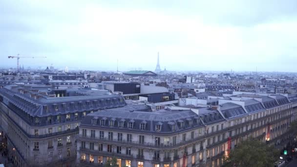 Tipikus légi felvétel a város a párizsi Eiffel-torony — Stock videók