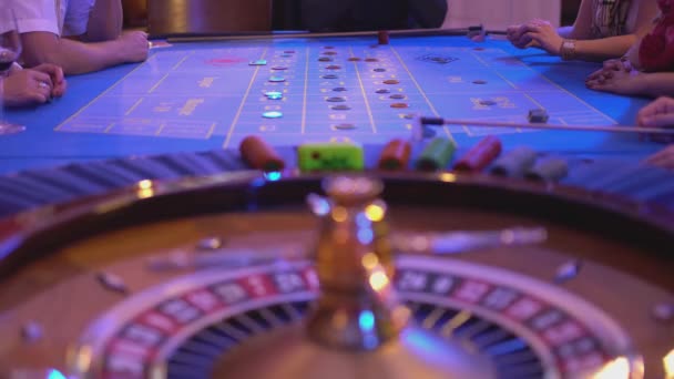 Рулетка стол в казино - groupier вращает колесо - rien ne vas plus — стоковое видео