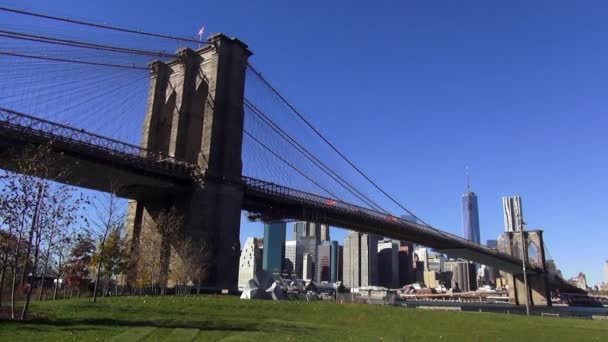 Puente de Brooklyn en un día soleado — Vídeos de Stock