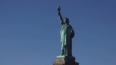 Liberty Adası'ndan New York üzerinde Özgürlük heykeli