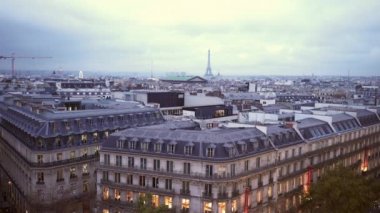 Paris şehir manzaralı Eiffel tower hava bir çatı üstten