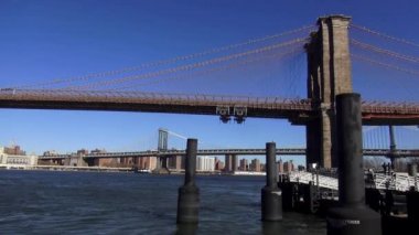 Güneşli bir günde Brooklyn Köprüsü